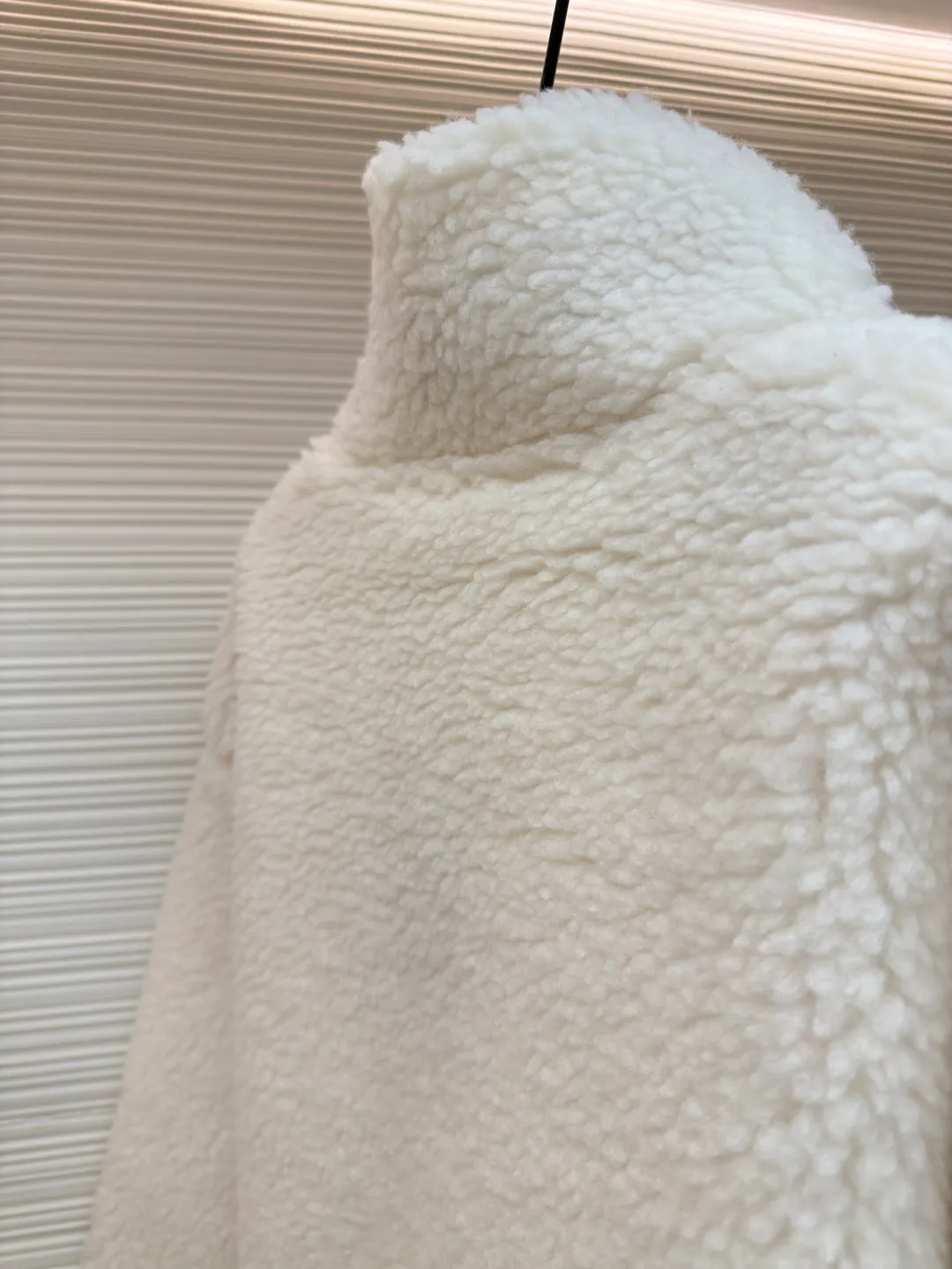 LOUIS VUITTON Teddy sheep wool blended suede tunic jacket ●Authentic product: Purchased and developed by 16841 ●Item number: 1680679-B70 ●Fabric: Lamb wool fabric ●Technology: Positioned cutting machine ●Version: Fitted version ●Weight: about 865 grams ●Size: S-M-L-XL ●Description: Made of high-quality lamb wool fabric, the fluff is fine and soft, rich to the touch, the fluff is tight and even, not easy to shed, ensuring the quality and durability of the jacket; the collar adopts a stand-up collar design, which has been treated with special technology to be stiff and stylish, which can protect the neck from cold wind; the brand on the zipper head The logo is exquisite and compact, adding to the beauty of the details; the brand leather patch on the left chest is made of high-quality material, and the embossed brand logo is clear and three-dimensional, with full texture, which enhances the recognition and high-end sense of the jacket; during the sewing process, the stitches are fine and even, especially the splicing of the lamb wool fabric, which is smooth and firm. The overall wiring is straight and delicate, the fabric is comfortable and soft, and the color is consistent without color difference. It can be matched with the same style to create a fashionable look and control various occasions. Customized accessories, complete with three standards, same style for men and women!